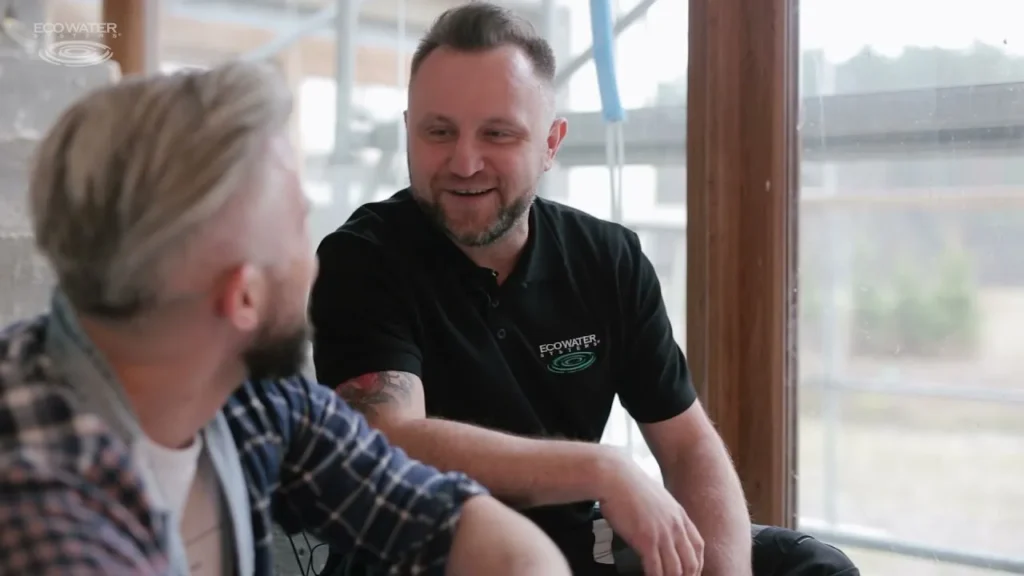 Kadr z filmu EcoWater: rozmowa o zmiękczaczu z węglem aktywnym na budowie domu